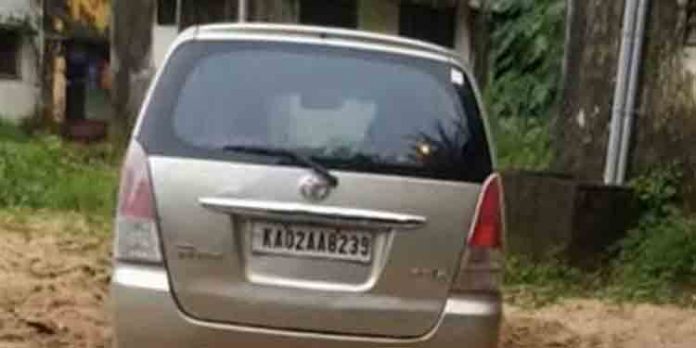 കാസര്ഗോഡ് ജ്വല്ലറി കവര്ച്ച ; പിന്നില് കര്ണാടക സംഘം, കാര് പിടിച്ചെടുത്തു : 7 കിലോ വെള്ളിയും 2 ലക്ഷം രൂപയും കണ്ടെടുത്തു കാസര്ഗോഡ് ജ്വല്ലറി കവര്ച്ച ; പിന്നില് കര്ണാടക സംഘം, കാര് പിടിച്ചെടുത്തു : 7 കിലോ വെള്ളിയും 2 ലക്ഷം രൂപയും കണ്ടെടുത്തു