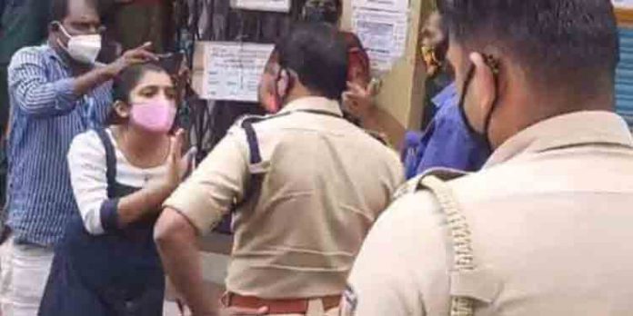 കാക്കിയുടെ ദാര്ഷ്ട്യം എടിഎമ്മില് പണമെടുക്കാന് വന്ന പെണ്കുട്ടിക്ക് പെറ്റി ; വിവാദം കാക്കിയുടെ ദാര്ഷ്ട്യം എടിഎമ്മില് പണമെടുക്കാന് വന്ന പെണ്കുട്ടിക്ക് പെറ്റി ; വിവാദം