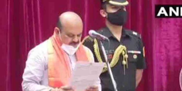 കര്ണാടക മുഖ്യമന്ത്രിയായി ബസവരാജ് ബൊമ്മൈ സത്യപ്രതിജ്ഞ ചെയ്തു കര്ണാടക മുഖ്യമന്ത്രിയായി ബസവരാജ് ബൊമ്മൈ സത്യപ്രതിജ്ഞ ചെയ്തു