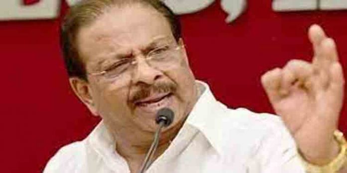 പോലീസുകാര് റെഡ് വോളന്റിയര്മാരുടെ പണിക്കിറങ്ങിയാല് നേരിടാന് കോണ്ഗ്രസ് പ്രവര്ത്തകര് നിരത്തിലിറങ്ങും : കെ. സുധാകരന് പോലീസുകാര് റെഡ് വോളന്റിയര്മാരുടെ പണിക്കിറങ്ങിയാല് നേരിടാന് കോണ്ഗ്രസ് പ്രവര്ത്തകര് നിരത്തിലിറങ്ങും : കെ. സുധാകരന്