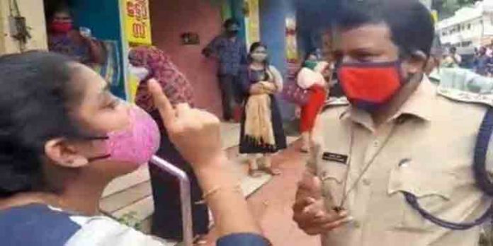 ചടയമംഗലത്ത് പോലീസും പെണ്കുട്ടിയും തമ്മിലുണ്ടായ വാക്കേറ്റത്തില് വനിതാ കമ്മീഷന് റിപ്പോര്ട്ട് കൈമാറി ചടയമംഗലത്ത് പോലീസും പെണ്കുട്ടിയും തമ്മിലുണ്ടായ വാക്കേറ്റത്തില് വനിതാ കമ്മീഷന് റിപ്പോര്ട്ട് കൈമാറി