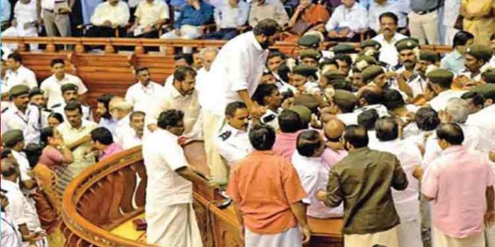 നിയമസഭയിലെ കയ്യാങ്കളി കേസ് : ശിവന്കുട്ടിയുടെ രാജി ആവശ്യപ്പെട്ട് ഇന്നും പ്രതിക്ഷേധം തുടരും നിയമസഭയിലെ കയ്യാങ്കളി കേസ് : ശിവന്കുട്ടിയുടെ രാജി ആവശ്യപ്പെട്ട് ഇന്നും പ്രതിക്ഷേധം തുടരും