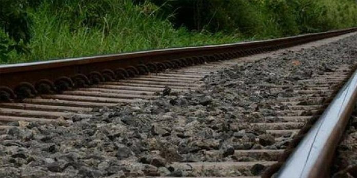 കളമശേരിയില് റെയിൽവേ ട്രാക്കിൽ മരത്തടി ; അട്ടിമറി ശ്രമമെന്ന് സംശയം കളമശേരിയില് റെയിൽവേ ട്രാക്കിൽ മരത്തടി ; അട്ടിമറി ശ്രമമെന്ന് സംശയം
