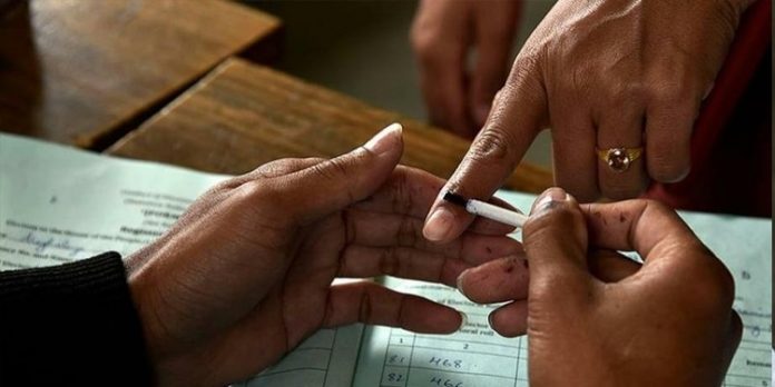 വോട്ടര് പട്ടിക ചോര്ത്തിയെന്ന തെരഞ്ഞെടുപ്പ് കമ്മീഷന്റെ പരാതി ; ക്രൈംബ്രാഞ്ച് കേസെടുത്തു വോട്ടര് പട്ടിക ചോര്ത്തിയെന്ന തെരഞ്ഞെടുപ്പ് കമ്മീഷന്റെ പരാതി ; ക്രൈംബ്രാഞ്ച് കേസെടുത്തു