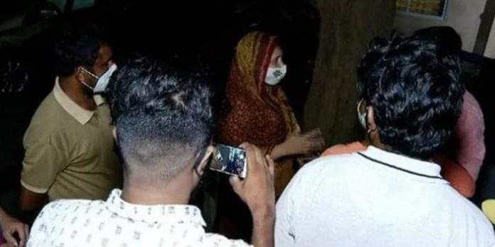 സ്ത്രീധനത്തിന്റെ പേരിൽ ആലുവയിൽ ഗർഭിണിയെ മർദ്ദിച്ച സംഭവം ; ഒരാൾ പിടിയിൽ സ്ത്രീധനത്തിന്റെ പേരിൽ ആലുവയിൽ ഗർഭിണിയെ മർദ്ദിച്ച സംഭവം ; ഒരാൾ പിടിയിൽ