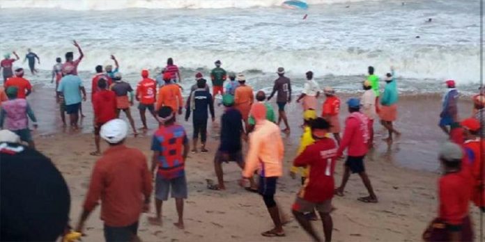 കാസർഗോഡ് കീഴൂരിൽ വള്ളം മറിഞ്ഞ് മൂന്ന് പേരെ കാണാതായി കാസർഗോഡ് കീഴൂരിൽ വള്ളം മറിഞ്ഞ് മൂന്ന് പേരെ കാണാതായി