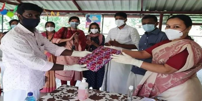 കിളിക്കൊഞ്ചല് എല്ലാ വീട്ടിലും : 14,102 കുട്ടികള്ക്ക് പ്രീ സ്കൂള് കിറ്റ് കിളിക്കൊഞ്ചല് എല്ലാ വീട്ടിലും : 14,102 കുട്ടികള്ക്ക് പ്രീ സ്കൂള് കിറ്റ്