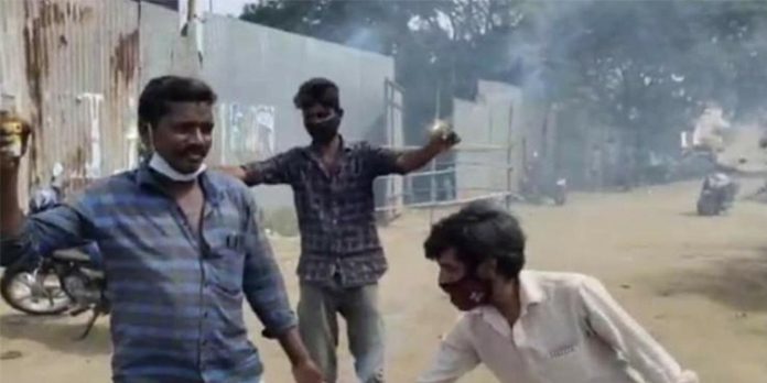 രണ്ട് മാസത്തിന് ശേഷം മദ്യശാലകൾ തുറന്നു ; പടക്കംപൊട്ടിച്ച് ആഘോഷിച്ച് കോയമ്പത്തൂർക്കാർ രണ്ട് മാസത്തിന് ശേഷം മദ്യശാലകൾ തുറന്നു ; പടക്കംപൊട്ടിച്ച് ആഘോഷിച്ച് കോയമ്പത്തൂർക്കാർ