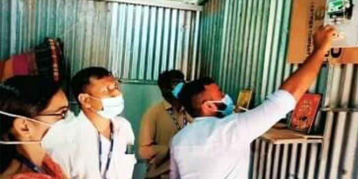 വിദ്യാര്ഥിക്ക് വെളിച്ചവും ഫോണുമെത്തിച്ച് വൈദ്യുതി ബോര്ഡ് ജീവനക്കാര് വിദ്യാര്ഥിക്ക് വെളിച്ചവും ഫോണുമെത്തിച്ച് വൈദ്യുതി ബോര്ഡ് ജീവനക്കാര്