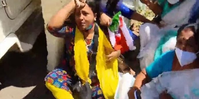 വണ്ടിപ്പെരിയാര് പീഡനത്തില് മഹിളാകോണ്ഗ്രസ് പ്രവര്ത്തകരുടെ പ്രതിഷേധം വണ്ടിപ്പെരിയാര് പീഡനത്തില് മഹിളാകോണ്ഗ്രസ് പ്രവര്ത്തകരുടെ പ്രതിഷേധം