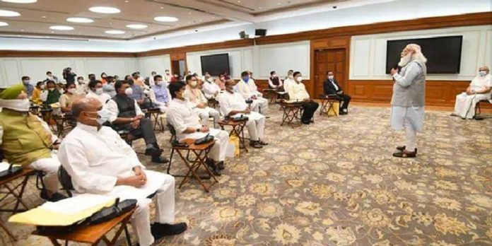 നരേന്ദ്രമോദി മന്ത്രിസഭയിലെ 42 % മന്ത്രിമാർ ക്രിമിനൽ കേസ് പ്രതികള് ; 90 % പേർ കോടീശ്വരന്മാർ നരേന്ദ്രമോദി മന്ത്രിസഭയിലെ 42 % മന്ത്രിമാർ ക്രിമിനൽ കേസ് പ്രതികള് ; 90 % പേർ കോടീശ്വരന്മാർ