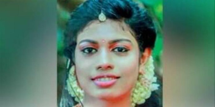 ഭർത്തൃഗൃഹത്തിൽ ആത്മഹത്യക്കു ശ്രമിച്ച ഇരുപത്തിരണ്ടുകാരി മരിച്ചു ഭർത്തൃഗൃഹത്തിൽ ആത്മഹത്യക്കു ശ്രമിച്ച ഇരുപത്തിരണ്ടുകാരി മരിച്ചു