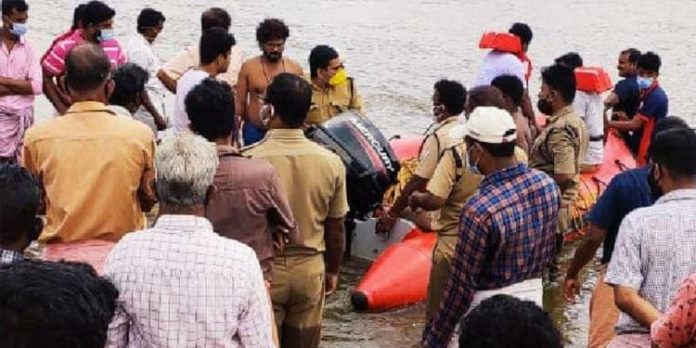 ഭാരതപ്പുഴയില് മീന് പിടിക്കാനെത്തിയ തൃശ്ശൂര് വരവൂര് സ്വദേശിയെ കാണാനില്ല ഭാരതപ്പുഴയില് മീന് പിടിക്കാനെത്തിയ തൃശ്ശൂര് വരവൂര് സ്വദേശിയെ കാണാനില്ല