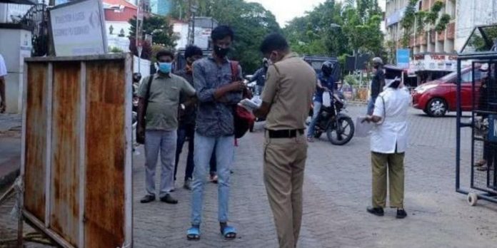 സംസ്ഥാനത്ത് വാരാന്ത്യ ലോക്ക്ഡൗണ് പിന്വലിച്ചേക്കും ; നിയന്ത്രണം മൈക്രോ കണ്ടെയിന്മെന്റ് സോണിലേക്ക് ചുരുക്കിയേക്കും സംസ്ഥാനത്ത് വാരാന്ത്യ ലോക്ക്ഡൗണ് പിന്വലിച്ചേക്കും ; നിയന്ത്രണം മൈക്രോ കണ്ടെയിന്മെന്റ് സോണിലേക്ക് ചുരുക്കിയേക്കും