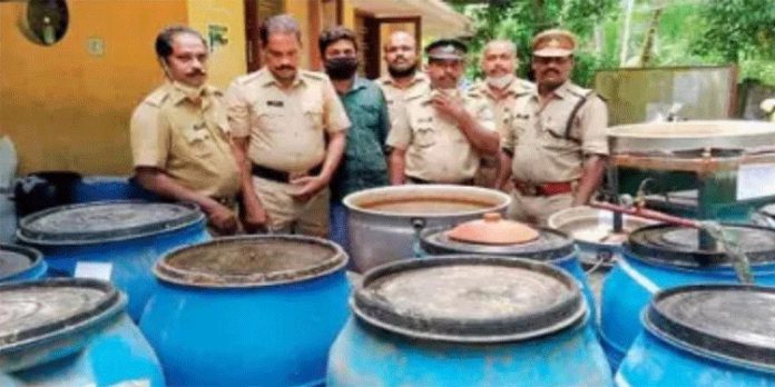 2700 ലിറ്റര് കോടയും 150 ലിറ്റര് ചാരായവുമായി കെ.എസ്.ആര്.ടി.സി കണ്ടക്ടര് അറസ്റ്റില് 2700 ലിറ്റര് കോടയും 150 ലിറ്റര് ചാരായവുമായി കെ.എസ്.ആര്.ടി.സി കണ്ടക്ടര് അറസ്റ്റില്
