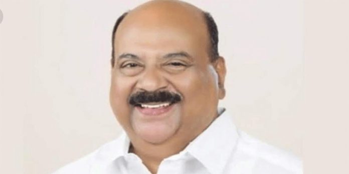 അപകടത്തെത്തുടർന്ന് ദുരിതത്തിലായ റോയിച്ചന് 3 സെന്റ് സ്ഥലം ; കാപ്പൻ കുടുംബത്തിന്റെ സ്നേഹം വീണ്ടും അപകടത്തെത്തുടർന്ന് ദുരിതത്തിലായ റോയിച്ചന് 3 സെന്റ് സ്ഥലം ; കാപ്പൻ കുടുംബത്തിന്റെ സ്നേഹം വീണ്ടും