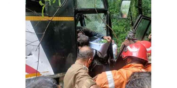 മാക്കൂട്ടം ചുരം പാതയില് ബസ് അപകടം ; പതിനഞ്ചോളം പേര്ക്ക് പരിക്ക് മാക്കൂട്ടം ചുരം പാതയില് ബസ് അപകടം ; പതിനഞ്ചോളം പേര്ക്ക് പരിക്ക്