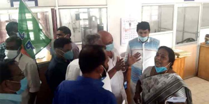 റാന്നി – പഴവങ്ങാടി പഞ്ചായത്ത് പ്രസിഡന്റ് അനിതയെ ബി.ജെ.പി ഉപരോധിച്ചു റാന്നി – പഴവങ്ങാടി പഞ്ചായത്ത് പ്രസിഡന്റ് അനിതയെ ബി.ജെ.പി ഉപരോധിച്ചു