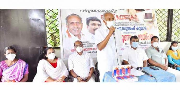 വിദ്യാർത്ഥികളുടെ ഓൺ ലൈൻ പഠനം മുടങ്ങരുത് ; സ്മാർട്ട് ഫോണുകളുമായി വാര്ഡ് കൗൺസിലര് അഡ്വ. എ.സുരേഷ് കുമാര് വിദ്യാർത്ഥികളുടെ ഓൺ ലൈൻ പഠനം മുടങ്ങരുത് ; സ്മാർട്ട് ഫോണുകളുമായി വാര്ഡ് കൗൺസിലര് അഡ്വ. എ.സുരേഷ് കുമാര്