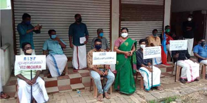 നാറാണംമൂഴിയില് കോവിഡ് പ്രതിരോധ പ്രവര്ത്തനങ്ങള് പാളുന്നു : എല്.ഡി.എഫ് സമരത്തിലേക്ക് നാറാണംമൂഴിയില് കോവിഡ് പ്രതിരോധ പ്രവര്ത്തനങ്ങള് പാളുന്നു : എല്.ഡി.എഫ് സമരത്തിലേക്ക്