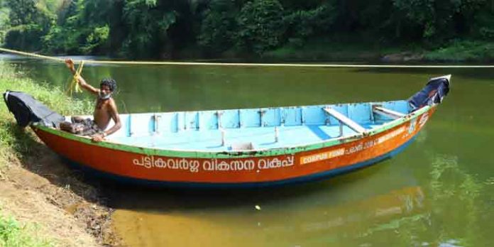 ആവണിപ്പാറയിലെ കടത്ത് വള്ളം അപകടാവസ്ഥയിൽ ആവണിപ്പാറയിലെ കടത്ത് വള്ളം അപകടാവസ്ഥയിൽ