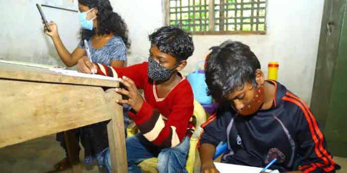 ഇന്റര്നെറ്റ് ഇല്ലാതെ ഓണ്ലൈന് പഠനവുമായി ആവണിപ്പാറയിലെ വിദ്യാർത്ഥികള് ഇന്റര്നെറ്റ് ഇല്ലാതെ ഓണ്ലൈന് പഠനവുമായി ആവണിപ്പാറയിലെ വിദ്യാർത്ഥികള്