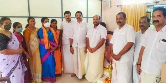 സി.പി.എം പ്രവര്ത്തക അഡ്വ. കെ. ശ്രീകലകുമാരി ബി.ജെ.പിയില് ചേര്ന്നു സി.പി.എം പ്രവര്ത്തക അഡ്വ. കെ. ശ്രീകലകുമാരി ബി.ജെ.പിയില് ചേര്ന്നു