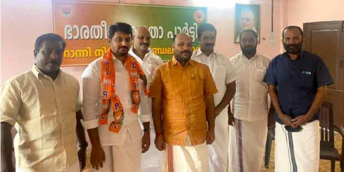റാന്നിയിലെ കോൺഗ്രസ് നേതാവ് ബി.ജെ.പിയില് ചേര്ന്നു റാന്നിയിലെ കോൺഗ്രസ് നേതാവ് ബി.ജെ.പിയില് ചേര്ന്നു
