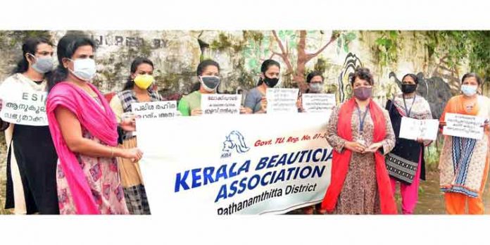 ബ്യൂട്ടിപാർലറുകള് തുറന്ന് പ്രവർത്തിപ്പിക്കാൻ അനുവദിക്കണം ; കേരള ബ്യൂട്ടീഷ്യൻസ് അസോസിയേഷൻ കളക്ട്രേറ്റ് ധർണ നടത്തി ബ്യൂട്ടിപാർലറുകള് തുറന്ന് പ്രവർത്തിപ്പിക്കാൻ അനുവദിക്കണം ; കേരള ബ്യൂട്ടീഷ്യൻസ് അസോസിയേഷൻ കളക്ട്രേറ്റ് ധർണ നടത്തി