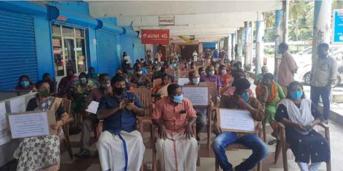 മുഴുവന് ജീവനക്കാരും സമരത്തില് ; ചെങ്ങന്നൂർ നഗരസഭയുടെ പ്രവർത്തനം പൂര്ണ്ണമായി സ്തംഭിച്ചു മുഴുവന് ജീവനക്കാരും സമരത്തില് ; ചെങ്ങന്നൂർ നഗരസഭയുടെ പ്രവർത്തനം പൂര്ണ്ണമായി സ്തംഭിച്ചു