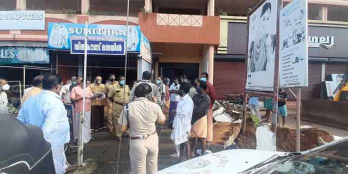 ചെങ്ങന്നൂര് നഗരസഭാ സെക്രട്ടറിയെ കൗൺസിലര് മര്ദ്ദിച്ചു ചെങ്ങന്നൂര് നഗരസഭാ സെക്രട്ടറിയെ കൗൺസിലര് മര്ദ്ദിച്ചു