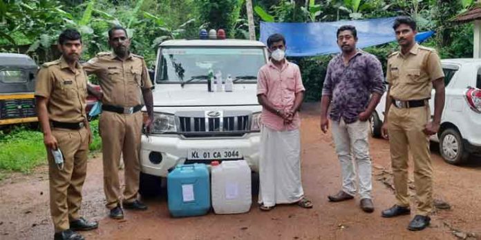 ചെങ്ങറ സമര ഭൂമിയിൽ ചാരായ വിൽപ്പന ; ഒരാൾ പിടിയിൽ ചെങ്ങറ സമര ഭൂമിയിൽ ചാരായ വിൽപ്പന ; ഒരാൾ പിടിയിൽ
