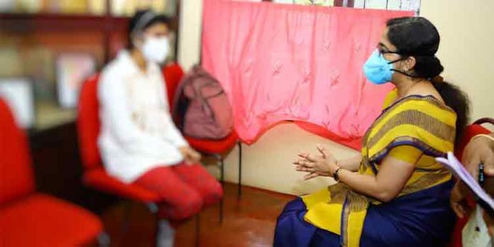 മാതാപിതാക്കള് ഉപേക്ഷിച്ച് ഒരു മാസമായി ഒറ്റയ്ക്ക് വീട്ടില് കഴിഞ്ഞിരുന്ന 16കാരിക്ക് തുണയായി ജില്ലാ കളക്ടര് മാതാപിതാക്കള് ഉപേക്ഷിച്ച് ഒരു മാസമായി ഒറ്റയ്ക്ക് വീട്ടില് കഴിഞ്ഞിരുന്ന 16കാരിക്ക് തുണയായി ജില്ലാ കളക്ടര്