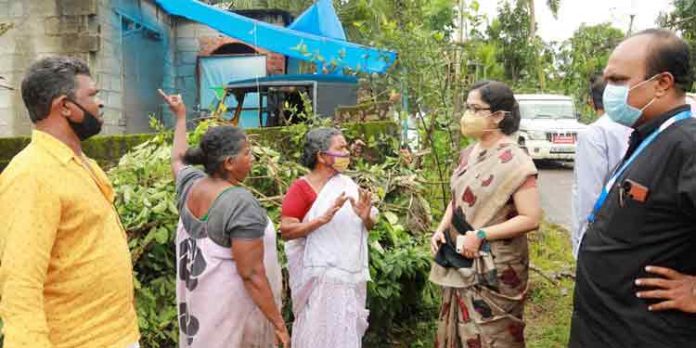 ജില്ലയില് കനത്ത കാറ്റ് നാശം വിതച്ച സ്ഥലങ്ങള് ജില്ലാ കളക്ടര് സന്ദര്ശിച്ചു ജില്ലയില് കനത്ത കാറ്റ് നാശം വിതച്ച സ്ഥലങ്ങള് ജില്ലാ കളക്ടര് സന്ദര്ശിച്ചു