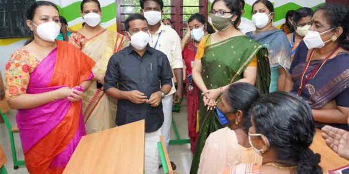 വീണാ ജോര്ജ്ജിനുവേണ്ടി വാക്സിനേഷനും തട്ടിക്കൂട്ടി ; മന്ത്രി വന്ന സമയത്ത് വാക്സിന് കിട്ടിയവര്ക്ക് കിട്ടി – മന്ത്രി മടങ്ങിയശേഷം വാക്സിന് വിതരണം നിര്ത്തി വീണാ ജോര്ജ്ജിനുവേണ്ടി വാക്സിനേഷനും തട്ടിക്കൂട്ടി ; മന്ത്രി വന്ന സമയത്ത് വാക്സിന് കിട്ടിയവര്ക്ക് കിട്ടി – മന്ത്രി മടങ്ങിയശേഷം വാക്സിന് വിതരണം നിര്ത്തി