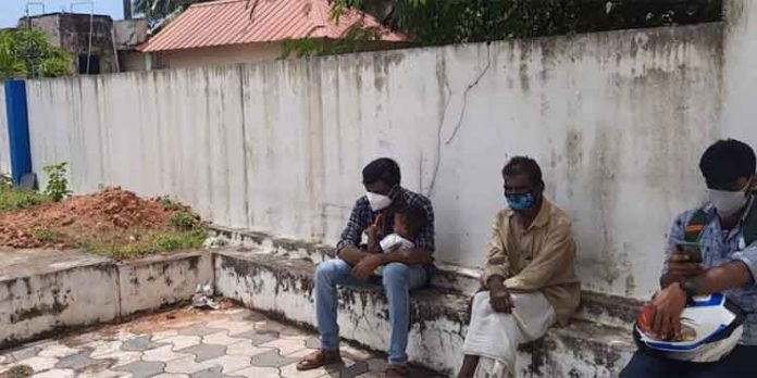 ചെങ്ങന്നൂർ ഗവ. ജില്ലാ ആശുപത്രിയിൽ രോഗിയോടൊപ്പം എത്തുന്നവര്ക്ക് പൊരിവെയിലില് നില്ക്കാന് വിധി ചെങ്ങന്നൂർ ഗവ. ജില്ലാ ആശുപത്രിയിൽ രോഗിയോടൊപ്പം എത്തുന്നവര്ക്ക് പൊരിവെയിലില് നില്ക്കാന് വിധി