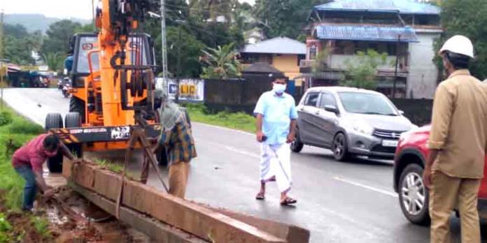 ജെറി അലക്സ് തുനിഞ്ഞിറങ്ങി – വൈദ്യുതി പോസ്റ്റുകള് മാറി ; ഇനി കുമ്പഴ – മലയാലപ്പുഴ റോഡിന്റെ ഇരുവശത്തും പൂന്തോട്ടമൊരുങ്ങും ജെറി അലക്സ് തുനിഞ്ഞിറങ്ങി – വൈദ്യുതി പോസ്റ്റുകള് മാറി ; ഇനി കുമ്പഴ – മലയാലപ്പുഴ റോഡിന്റെ ഇരുവശത്തും പൂന്തോട്ടമൊരുങ്ങും