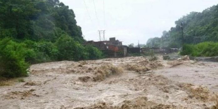 ജമ്മു കശ്മീരിൽ മേഘവിസ്ഫോടനത്തെ തുടർന്ന് മഴവെള്ളപ്പാച്ചിൽ ; ഏഴ് മരണം – 30 ലേറെ പേരെ കാണാനില്ല ജമ്മു കശ്മീരിൽ മേഘവിസ്ഫോടനത്തെ തുടർന്ന് മഴവെള്ളപ്പാച്ചിൽ ; ഏഴ് മരണം – 30 ലേറെ പേരെ കാണാനില്ല