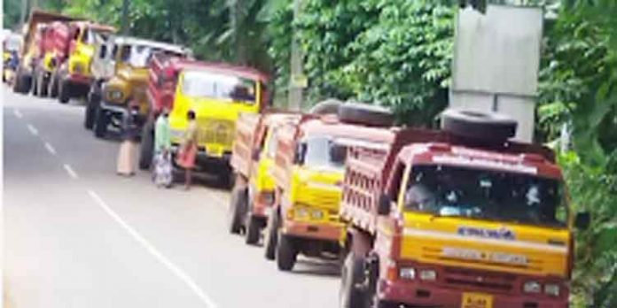 ലോക്ഡൌൺ നിയന്ത്രണങ്ങൾ കാറ്റിൽ പറത്തി എലിമുള്ളുംപ്ലാക്കലിൽ മണ്ണെടുപ്പ് ലോക്ഡൌൺ നിയന്ത്രണങ്ങൾ കാറ്റിൽ പറത്തി എലിമുള്ളുംപ്ലാക്കലിൽ മണ്ണെടുപ്പ്