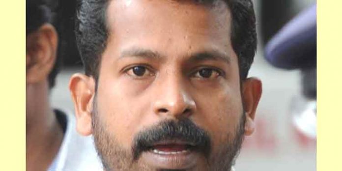കരിപ്പൂര് സ്വര്ണക്കടത്ത് കേസില് ടി.പി.വധക്കേസ് പ്രതികളായ കൊടി സുനിയുടേയും മുഹമ്മദ് ഷാഫിയുടേയും വീട്ടില് കസ്റ്റംസ് റെയ്ഡ് കരിപ്പൂര് സ്വര്ണക്കടത്ത് കേസില് ടി.പി.വധക്കേസ് പ്രതികളായ കൊടി സുനിയുടേയും മുഹമ്മദ് ഷാഫിയുടേയും വീട്ടില് കസ്റ്റംസ് റെയ്ഡ്