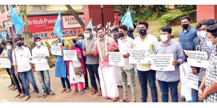 ഗ്രേസ്സ് മാർക്ക് സമ്പ്രദായം നിർത്തലാക്കുവാനുള്ള സർക്കാർ തീരുമാനം പിന്വലിക്കണം ; കെ.എസ്.യു ഗ്രേസ്സ് മാർക്ക് സമ്പ്രദായം നിർത്തലാക്കുവാനുള്ള സർക്കാർ തീരുമാനം പിന്വലിക്കണം ; കെ.എസ്.യു