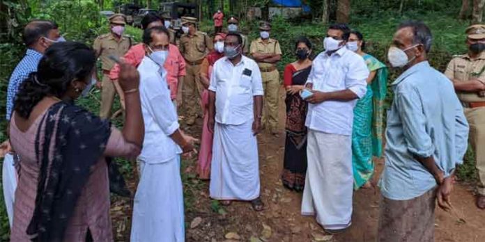 ചിറ്റാറിലെ കാട്ടുമൃഗശല്യം രൂക്ഷമായ സ്ഥലം കെ.യു ജനീഷ് കുമാര് എംഎല്എ സന്ദര്ശിച്ചു ചിറ്റാറിലെ കാട്ടുമൃഗശല്യം രൂക്ഷമായ സ്ഥലം കെ.യു ജനീഷ് കുമാര് എംഎല്എ സന്ദര്ശിച്ചു