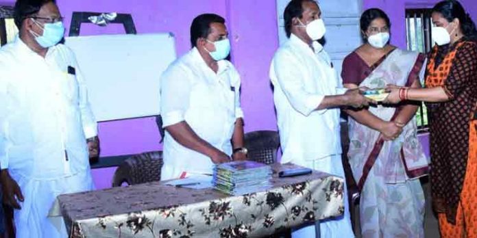 ഇരുനൂറ് വിദ്യാര്ത്ഥികള്ക്കായി നടപ്പാക്കുന്ന ‘മധുരം അറിവ് ‘ സഹായ പദ്ധതി ഉദ്ഘാടനം ചെയ്തു ഇരുനൂറ് വിദ്യാര്ത്ഥികള്ക്കായി നടപ്പാക്കുന്ന ‘മധുരം അറിവ് ‘ സഹായ പദ്ധതി ഉദ്ഘാടനം ചെയ്തു