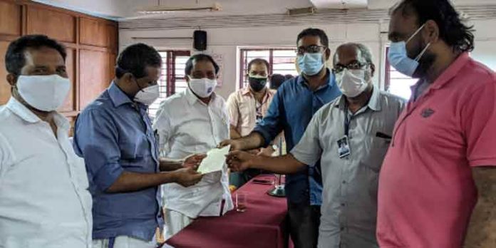 പഴയ പ്രൈവറ്റ് ബസ്റ്റാന്റിലെ കംഫർട്ട് സ്റ്റേഷന് ഉപയോഗ യോഗ്യമാക്കണം ; നഗരസഭയ്ക്ക് വ്യാപാരി സംഘടനകള് ഒന്നിച്ച് നിവേദനം നല്കി പഴയ പ്രൈവറ്റ് ബസ്റ്റാന്റിലെ കംഫർട്ട് സ്റ്റേഷന് ഉപയോഗ യോഗ്യമാക്കണം ; നഗരസഭയ്ക്ക് വ്യാപാരി സംഘടനകള് ഒന്നിച്ച് നിവേദനം നല്കി
