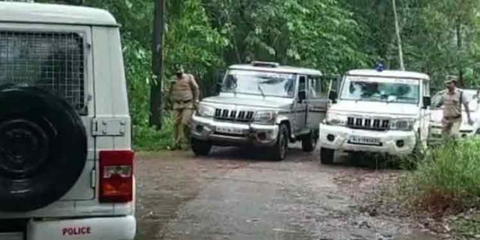 നെയ്യാര്ഡാമില് പോലീസുകാര്ക്കെതിരെ പെട്രോള് ബോംബാക്രമണം ; ഒരാള്ക്ക് പരിക്ക് – ജീപ്പ് അടിച്ചു തകര്ത്തു നെയ്യാര്ഡാമില് പോലീസുകാര്ക്കെതിരെ പെട്രോള് ബോംബാക്രമണം ; ഒരാള്ക്ക് പരിക്ക് – ജീപ്പ് അടിച്ചു തകര്ത്തു