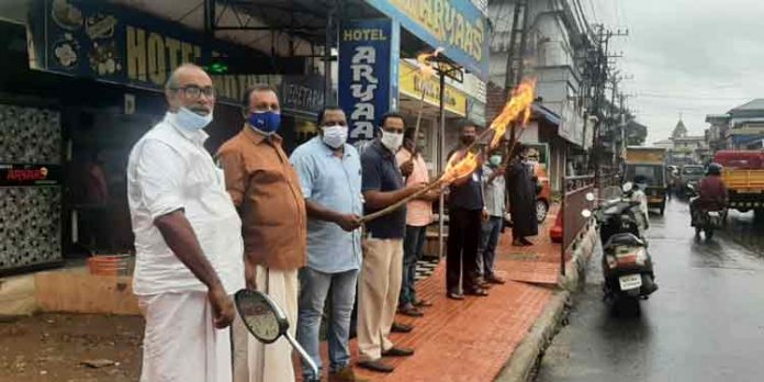 കോഴിക്കോട് സംഭവം ; പന്തളത്ത് വ്യാപാരികളുടെ പ്രതിഷേധം കോഴിക്കോട് സംഭവം ; പന്തളത്ത് വ്യാപാരികളുടെ പ്രതിഷേധം