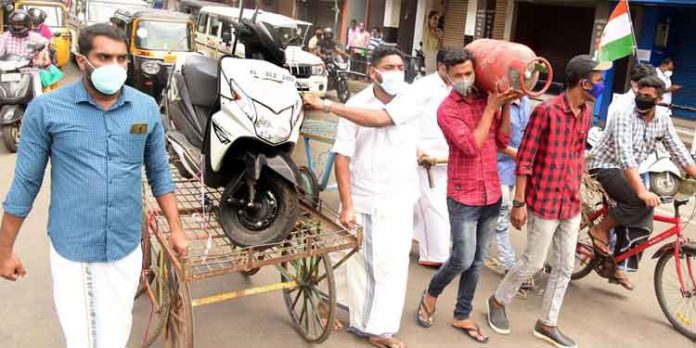ഇന്ധന വിലവര്ധനവിനെതിരെ അസംഘടിത തൊഴിലാളി കോൺഗ്രസിന്റെ പ്രതിക്ഷേധ സമരം ഇന്ധന വിലവര്ധനവിനെതിരെ അസംഘടിത തൊഴിലാളി കോൺഗ്രസിന്റെ പ്രതിക്ഷേധ സമരം