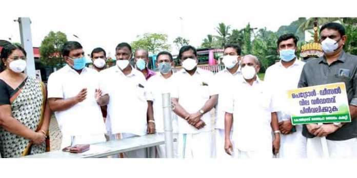 പെട്രോളിയം ഉൽപ്പന്നങ്ങളുടെ വില വർദ്ധനവിൽ പ്രതിഷേധിച്ച് മൈലപ്രയില് ഒപ്പ് ശേഖരണം പെട്രോളിയം ഉൽപ്പന്നങ്ങളുടെ വില വർദ്ധനവിൽ പ്രതിഷേധിച്ച് മൈലപ്രയില് ഒപ്പ് ശേഖരണം
