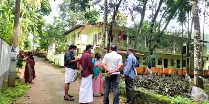 മാലിന്യ നിക്ഷേപം ; പുളിമുക്കിലെ സ്വകാര്യ ലോഡ്ജിനെതിരെ പരാതിയുമായി നാട്ടുകാര് – പഞ്ചായത്ത് പരിശോധന നടത്തി മാലിന്യ നിക്ഷേപം ; പുളിമുക്കിലെ സ്വകാര്യ ലോഡ്ജിനെതിരെ പരാതിയുമായി നാട്ടുകാര് – പഞ്ചായത്ത് പരിശോധന നടത്തി