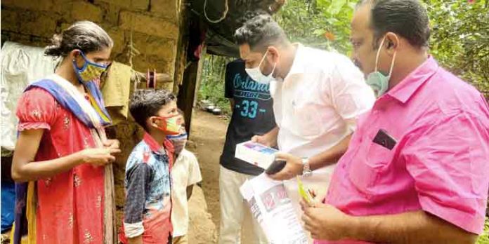 പഠനം മുടങ്ങിപ്പോയ വിദ്യാർത്ഥികൾക്ക് കരുതലിന് കരവുമായി രാജീവ് യൂത്ത് ഫൗണ്ടേഷൻ പഠനം മുടങ്ങിപ്പോയ വിദ്യാർത്ഥികൾക്ക് കരുതലിന് കരവുമായി രാജീവ് യൂത്ത് ഫൗണ്ടേഷൻ